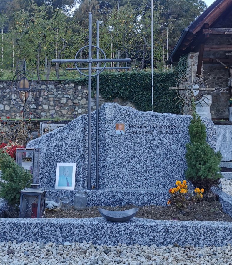 Grabstein aus Südtiroler Naturstein