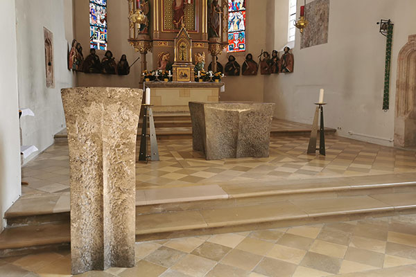 Altarraum - Altar und Ambo